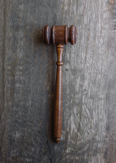 An image depicting a scale with a judge's gavel, symbolizing the fair and impartial protection of interests in Hong Kong bankruptcy proceedings